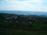 Panorama 4: Pohled přes Měděnec na Doupovské hory s výrazným kuželem Šumné