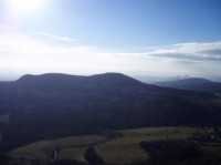 výhled z Lipské hory: Solanská hora, před ní vpravo Líšeň, na obzoru Srbsko, Srdov a Oblík