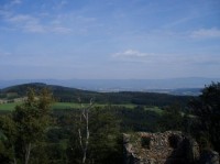 výhled: Bukový vrch  vpopředí a na horizontu hřeben Krušných hor s Klínovcem vpravo   
