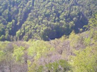 přehrada Jezeří: Pohled na nádrž v údolí z jedné ze skal Velkého západního hřebene