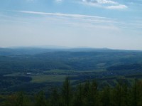 Panorama 6: Krušné hory západně od Jedlové s Boleboří v popředí, na horizontu vystupují zleva Klínovec, Fichtelberg a Jelení hora