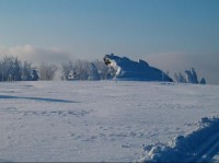 Eduardova skála: Pohled v zimě od upravované lyžařské stopy