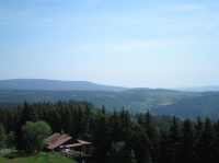 z rozhledny: na Klínovec, Mariánskou a na Doupovské hory vpravo