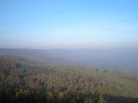 Údolí: Domaslavické údolí ze Stropníku s pozadím Vrchu tří pánů, Bouřňákem a Pramneáčem