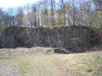 kamenolom: celkový pohled na opuštěný kamenolom