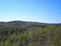 ze skály: vrcholy Homolka a Medvědí skála (zleva)