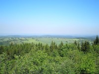 výhled na sever: na odlesněném návrší "Oelsener Höhe" leží vesnice Oelsen