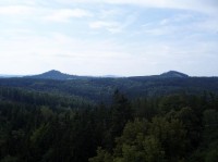 výhled ze Šemnické skály: vlevo Andělská hora, vpravo Travný vrch