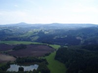 výhled ze Šemnické skály: Hradišťská hornatina - nejvyšší partie Doupovských hor (Pustý zámek, Hradiště)