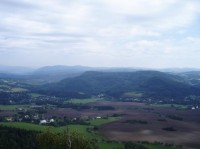 výhled ze Šemnické skály: západní svahy Doupovských hor s Dubinou na úpatí, v popředí Šemnice