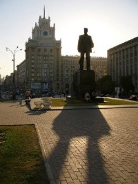 Majakovskij: Stojí si na svém náměstí a pozadí mu dělá hotel Peking