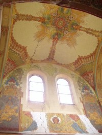 Poškození klenby vlivem sedání základů: Malovaný interiér kostela v Gruntě