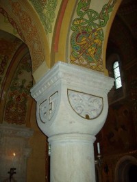 Hlavice opěrného sloupu: Malovaný interiér kostela v Gruntě