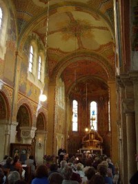 Malovaný interiér kostela na Gruntě: Kostel postavený na počátku 20.století s bohatou vnitřní výzdobou.