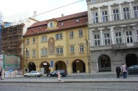 Malostranské náměstí: dům U Splavínů s nástěnným obrazem Korunování P.Marie 