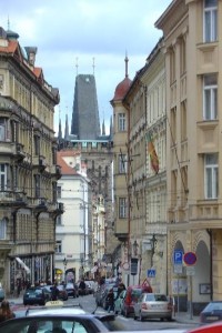 Mostecká ulice s věží Karlova mostu