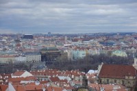 pohled od Pražského hradu: pohled na Malou Stranu a Národní divadlo
