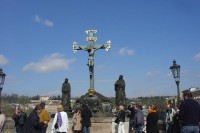 Karlův most: Kalvárie, sv. Kříž - pískovcové sochy Panny Marie a sv. Jana vytvořil r. 1861 Emanuel Max; kříž jako první ozdoba mostu zde stával už za Karla IV. Později byl několikrát vyměněn. Nynější bronzový zlacený kříž byl ulit r. 1629 H. Hillinge