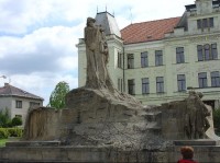 Hořice - socha J.Husa od L.Šalouna