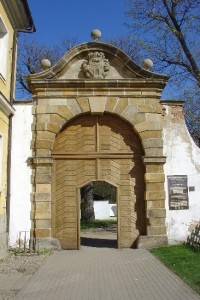 Ploskovice: vstupní brána do zámeckého areálu 