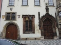 Staroměstské náměstí: Staroměstská radnice - dúm Wolfína z Kamene s gotickým portálem a gotickým oknem