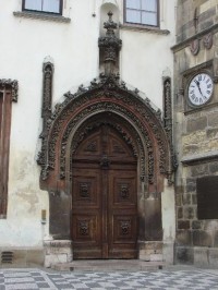 Staroměstká radnice: gotický portál domu Wolfína z Kamene