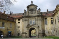 Doksany: vstupní brána do klášterního areálu 