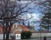 Strahovský klášter: pohled z nádvoří na věže katedrály sv. Víta 
