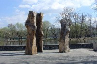 Kampa: Titáni - Kampa, před Sovovými mlýny, tři monumentální sochy z hrubě opracovaných kmenů stromů. Jejich autorkou je Emilie Benes Brzezinská, která je darovala Museu Kampa. Sochy zde budou umístěny nastálo. Původně jich bylo pět, ale při provizor