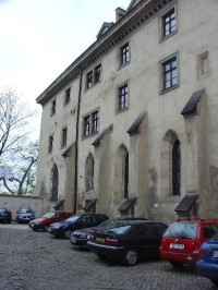 Emausy: klášterní budova