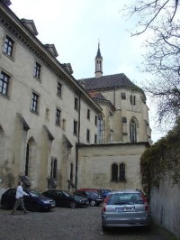 Emausy: klášterní budova 