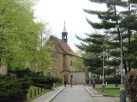 Emausy: kostel sv. Kosmy a Damiana