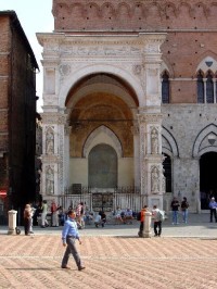 Siena: loggia di Palazzo Pubblico 