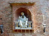 Monte Oliveto Maggiore: Budha nad branou u východu z opatství 