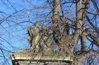 Liběšice: sochy před kostelem