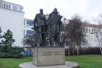 Pohořelec: Tycho Brahe a Johannes Kepler - Hradčany, Pohořelec u Parléřovy ulice; před budovou gymnázia Jana Keplera stojí socha německého fyzika a matematika Johannese Keplera (1571 - 1630), podle nějž je škola pojmenována, spolu s postavou dánského