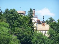 Kaple Sv. Filipa a Jakuba: pohled na kapli, park a vykukující věž Kotnova od řeky