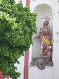 socha: detail sochy na kostele na nám. Mikuláše z Husi