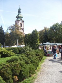 řemeslný trh - 1. ročník se konal též na náměstí Smiřických, v pozadí kostel sv. Andělů strážných