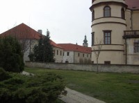 Zámek v Kostelci nad Černými lesy: V pozadí zámku věž kostela sv. Andělů strážných.