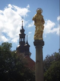 Mariánský sloup z r. 1699 na Masarykově náměstí: v pozadí kostel sv. Petra a Pavla