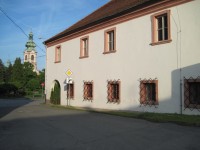 Muzeum hrnčířství, v pozadí kostel sv. Andělů strážných