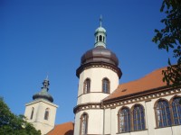 Kaple sv. Vojtěcha - v popředí část zámku