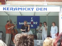 tradiční Keramický den - Hradišťan: 26. 5. 2007 hrála na tradičním Keramickém dni mimo jiné i cimbálová muzika Hradišťan. 
