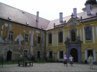 Děčínský zámek: Rozhraní západní (opravené) a jižní strany