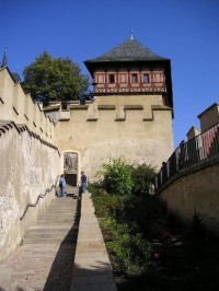 Purkrabství: Pohled od Studniční věže na Purkrabství - sídlí zde správa hradu