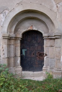 románský portál na západní straně