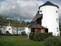 Hradební věž a domek Na Hradbách - Žumberk