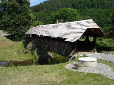 Most přes Svratku.: Krytý trámový most z r. 1718, nejstarší svého druhu na Moravě technická památka.