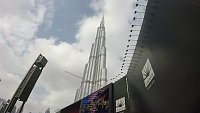 Dubai - podél nákupního centra Dubai Mall k výhledu na Burj Khalifa